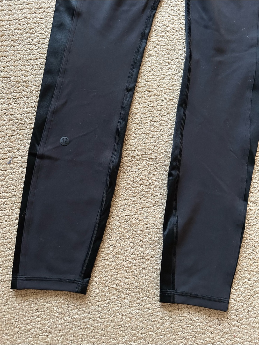 Lululemon tights black, shinny details, size 4. Excellent condition